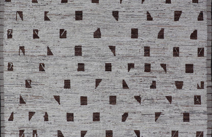 Distressed Modern Rug in Moroccan Style in All Over Checkerboard Distressed Modern Casual rug. Modern Casual Hand - Knotted Rug white / Off White wool with All - Over random Geometric shapes in brown colors. Keivan Woven Arts; rug SNK - 1150, country of orig... - Keivan Woven ArtsSNK - 1150 - 21633Rug