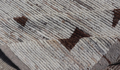 Distressed Modern Rug in Moroccan Style in All Over Checkerboard Distressed Modern Casual rug. Modern Casual Hand - Knotted Rug white / Off White wool with All - Over random Geometric shapes in brown colors. Keivan Woven Arts; rug SNK - 1150, country of orig... - Keivan Woven ArtsSNK - 1150 - 21633Rug
