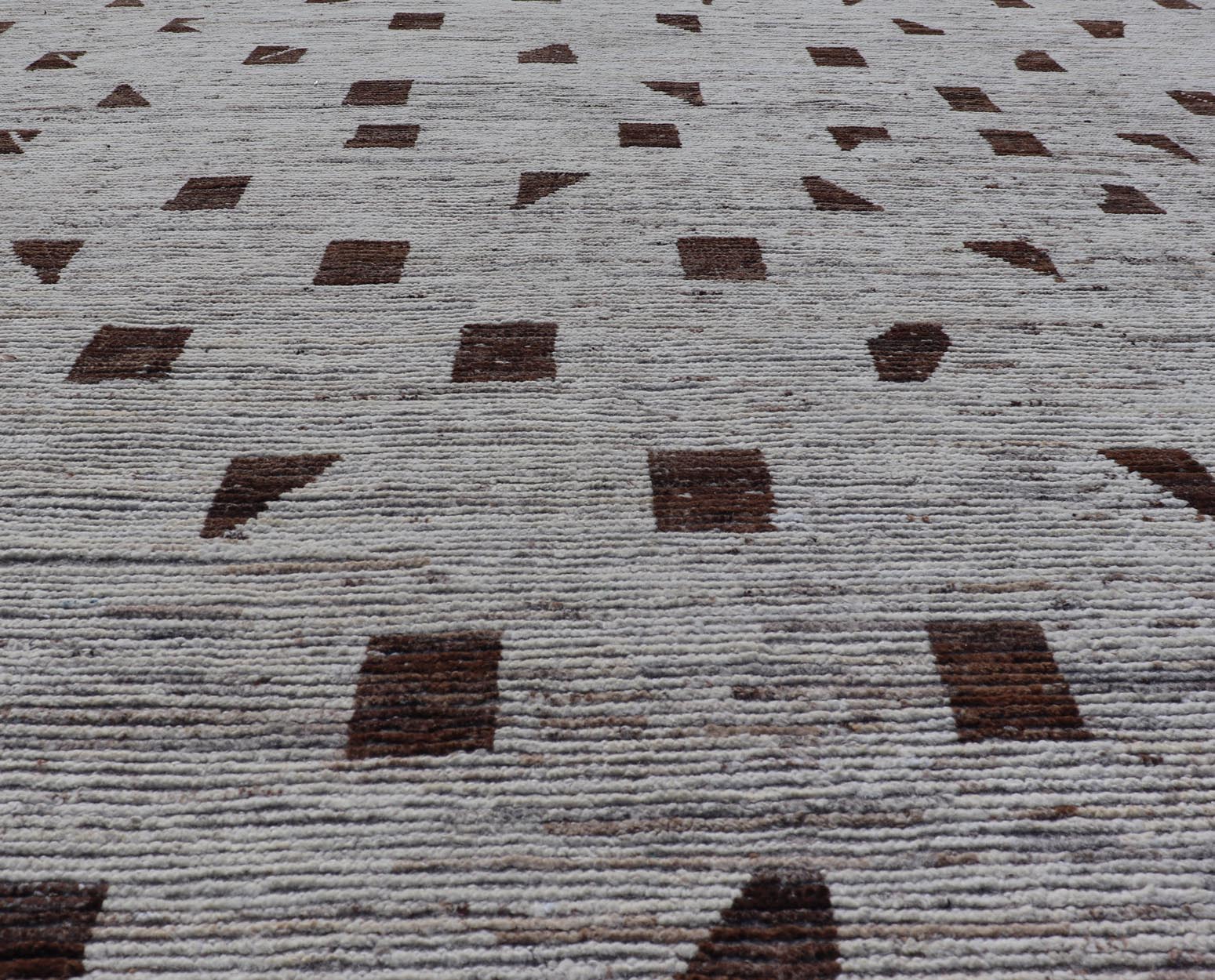 Distressed Modern Rug in Moroccan Style in All Over Checkerboard Distressed Modern Casual rug. Modern Casual Hand - Knotted Rug white / Off White wool with All - Over random Geometric shapes in brown colors. Keivan Woven Arts; rug SNK - 1150, country of orig... - Keivan Woven ArtsSNK - 1150 - 21633Rug