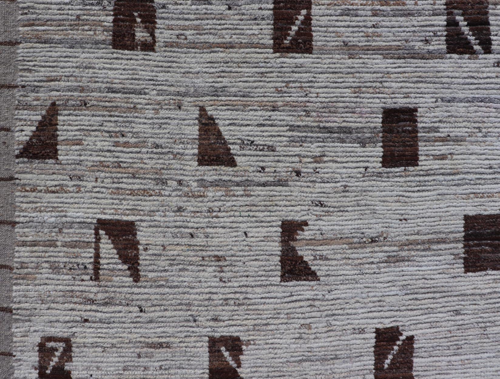 Distressed Modern Rug in Moroccan Style in All Over Checkerboard Distressed Modern Casual rug. Modern Casual Hand - Knotted Rug white / Off White wool with All - Over random Geometric shapes in brown colors. Keivan Woven Arts; rug SNK - 1150, country of orig... - Keivan Woven ArtsSNK - 1150 - 21633Rug