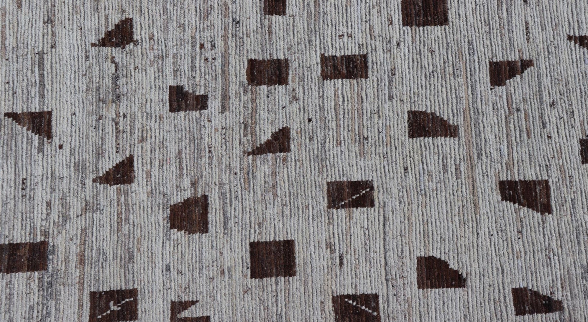 Distressed Modern Rug in Moroccan Style in All Over Checkerboard Distressed Modern Casual rug. Modern Casual Hand - Knotted Rug white / Off White wool with All - Over random Geometric shapes in brown colors. Keivan Woven Arts; rug SNK - 1150, country of orig... - Keivan Woven ArtsSNK - 1150 - 21633Rug