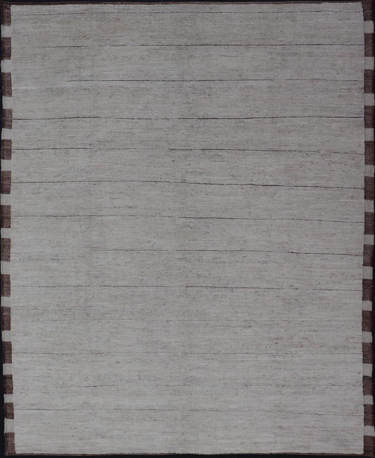 Modern Design Hand - Knotted Rug in Solid Design with White / Off White Colors, Solid Design Modern Rug for Modern Interiors. Modern Design rug with Brown Kilim. Keivan Woven Arts/ rug/ SNK - 1184, country of origin / type: Afghanistan / Modern Casual, cir... - Keivan Woven ArtsSNK - 1184 - 21499Rug