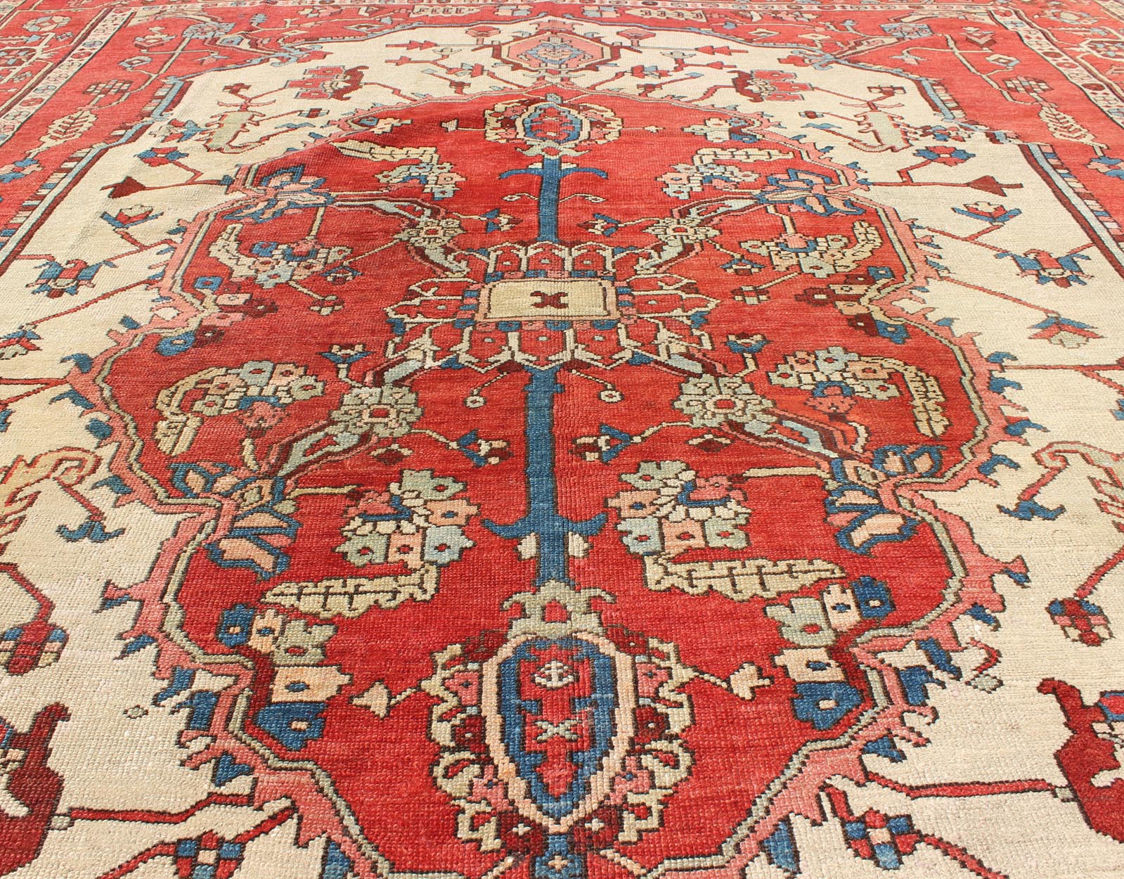 Antique Persian 19th Century Serapi Rug with Central Medallion Design in Cream Soft Red. Antique Persian Serapi Rug from 19th century, Keivan Woven Arts / rug /TRA - 0781, country of origin / type: Iran / Serapi , circa 1890. Measures: 9' ... - Keivan Woven ArtsTRA - 0781 - 711Rug