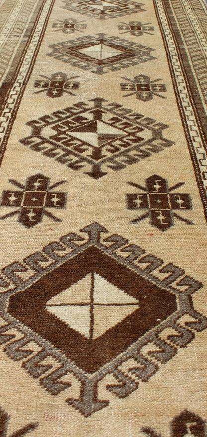Earth - Toned Vintage Turkish Oushak Runner with Stacked Medallion Design. Light camel, brown, and taupe Oushak runner from Turkey with tribal geometric design, Keivan Woven Arts rug #TRA - 180401, country of origin / type: Turkey / Oushak, circa 1940. ... - Keivan Woven ArtsTRA - 180401 - 10217Rug