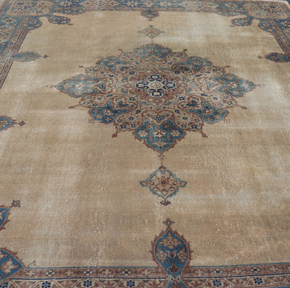 Antique Amritstar Carpet Antique Hand Knotted Amritsar Carpet in Taupe, Light Brown and Blue Accent's Antique Hand Knotted Amritsar Carpet in Taupe, Light Brown and Blue Accent's, Keivan Woven Arts / rug / TRA - 5101. 1920 circa Early 20th Century... - Keivan Woven ArtsTRA - 5101A - 427Rug