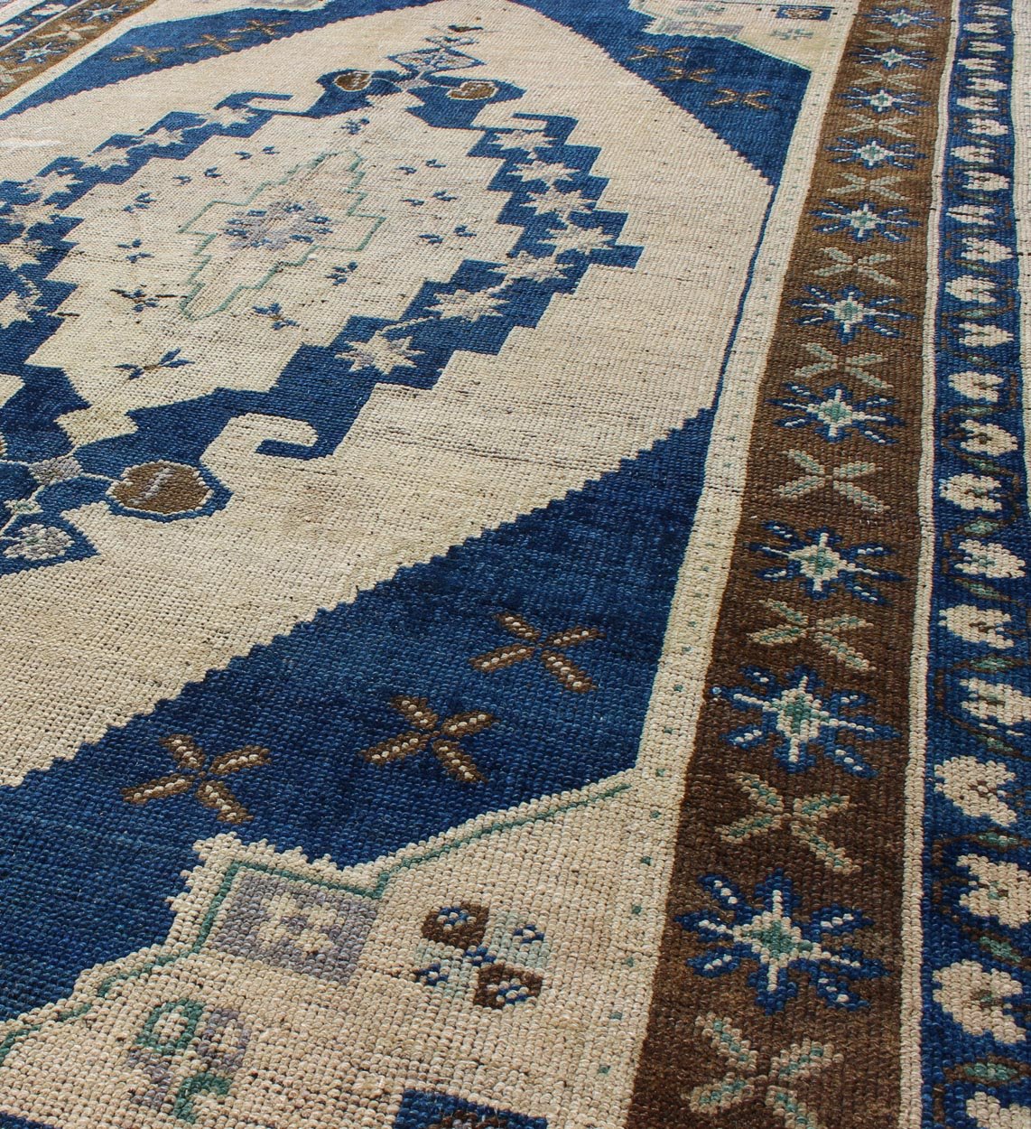 Keivan Woven Arts - Vintage Turkish Oushak Medallion Rug in Navy Blue, Ivory, Taupe and Brown, Tulu rugs, Moroccan Rugs, Vintage Tulu, Vintage Moroccan Measures: 4'4 x 7'6. This vintage Turkish Oushak carpet (circa mid - 20th century) feature... - Keivan Woven ArtsTU - 9305 - 1676Rug