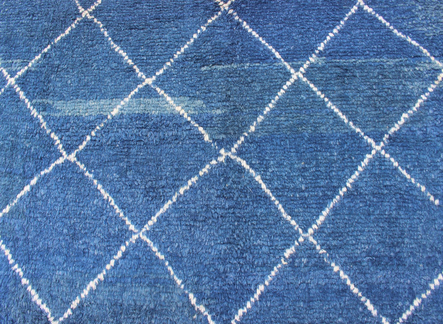 Modern Tulu - Moroccan Rug Rug with All - Over Lattice Design in Blue kwarugs Modern Moroccan rug with all - over Lattice design in cream and gray, rug TU - ALG - 27, country of origin / type: Turkey / Tribal This tribal Moroccan/Tulu rug with a mo... - Keivan Woven ArtsTU - ALG - 27 - 12038Rug