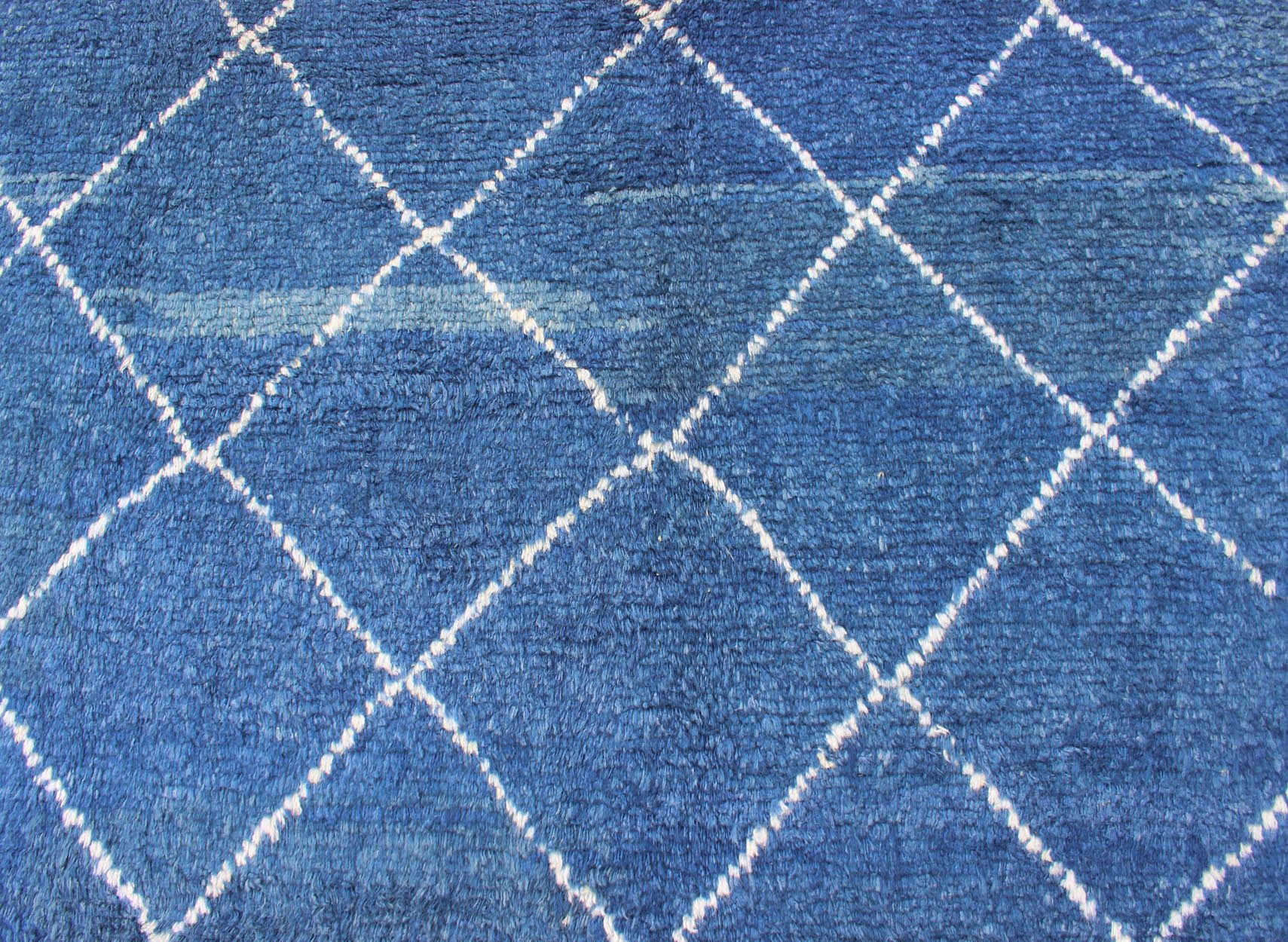 Modern Tulu - Moroccan Rug Rug with All - Over Lattice Design in Blue kwarugs Modern Moroccan rug with all - over Lattice design in cream and gray, rug TU - ALG - 27, country of origin / type: Turkey / Tribal This tribal Moroccan/Tulu rug with a mo... - Keivan Woven ArtsTU - ALG - 27 - 12038Rug