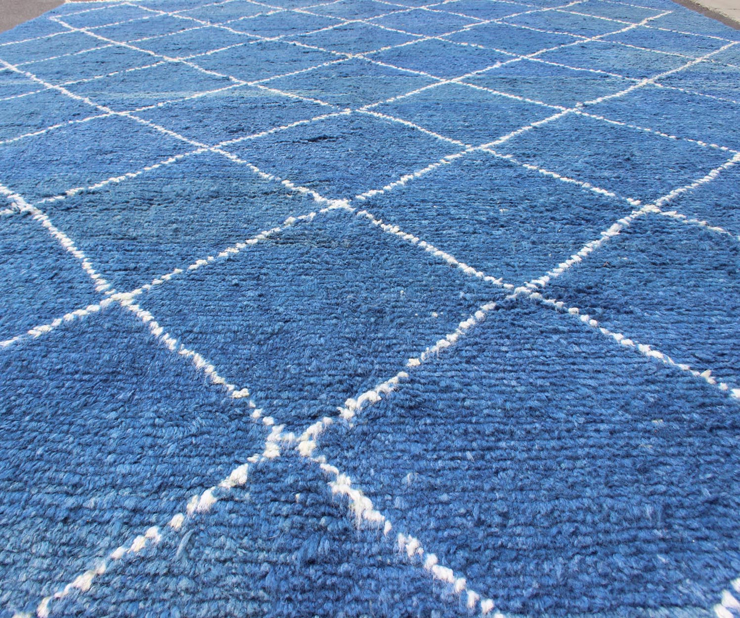 Modern Tulu - Moroccan Rug Rug with All - Over Lattice Design in Blue kwarugs Modern Moroccan rug with all - over Lattice design in cream and gray, rug TU - ALG - 27, country of origin / type: Turkey / Tribal This tribal Moroccan/Tulu rug with a mo... - Keivan Woven ArtsTU - ALG - 27 - 12038Rug
