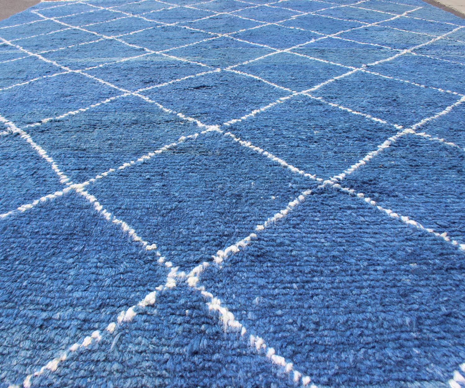 Modern Tulu - Moroccan Rug Rug with All - Over Lattice Design in Blue kwarugs Modern Moroccan rug with all - over Lattice design in cream and gray, rug TU - ALG - 27, country of origin / type: Turkey / Tribal This tribal Moroccan/Tulu rug with a mo... - Keivan Woven ArtsTU - ALG - 27 - 12038Rug