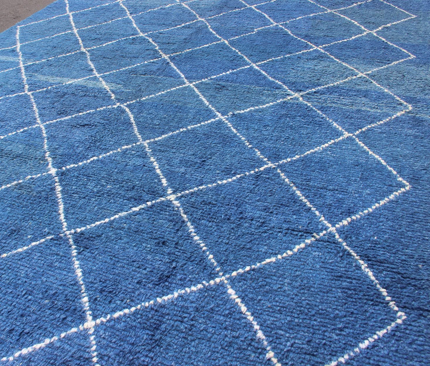 Modern Tulu - Moroccan Rug Rug with All - Over Lattice Design in Blue kwarugs Modern Moroccan rug with all - over Lattice design in cream and gray, rug TU - ALG - 27, country of origin / type: Turkey / Tribal This tribal Moroccan/Tulu rug with a mo... - Keivan Woven ArtsTU - ALG - 27 - 12038Rug