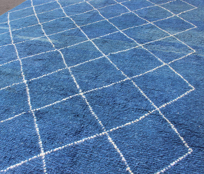 Modern Tulu - Moroccan Rug Rug with All - Over Lattice Design in Blue kwarugs Modern Moroccan rug with all - over Lattice design in cream and gray, rug TU - ALG - 27, country of origin / type: Turkey / Tribal This tribal Moroccan/Tulu rug with a mo... - Keivan Woven ArtsTU - ALG - 27 - 12038Rug