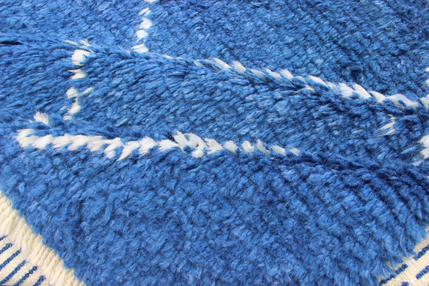 Modern Tulu - Moroccan Rug Rug with All - Over Lattice Design in Blue kwarugs Modern Moroccan rug with all - over Lattice design in cream and gray, rug TU - ALG - 27, country of origin / type: Turkey / Tribal This tribal Moroccan/Tulu rug with a mo... - Keivan Woven ArtsTU - ALG - 27 - 12038Rug