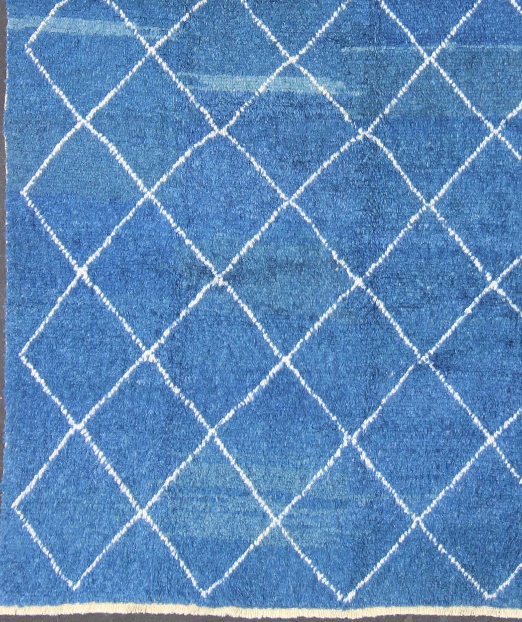 Modern Tulu - Moroccan Rug Rug with All - Over Lattice Design in Blue kwarugs Modern Moroccan rug with all - over Lattice design in cream and gray, rug TU - ALG - 27, country of origin / type: Turkey / Tribal This tribal Moroccan/Tulu rug with a mo... - Keivan Woven ArtsTU - ALG - 27 - 12038Rug