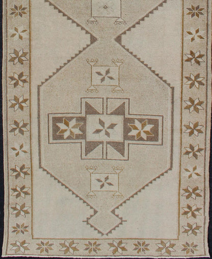 Medallion Oushak Gallery carpet, rug TU - ALK - 3557, Keivan Woven Arts / country of origin / type: Turkey / Oushak, circa 1940. Light colored vintage Oushak runner with geometric medallions This Oushak carpet from mid - 20th century Turkey features a... - Keivan Woven ArtsTU - ALK - 3557 - 12062Rug