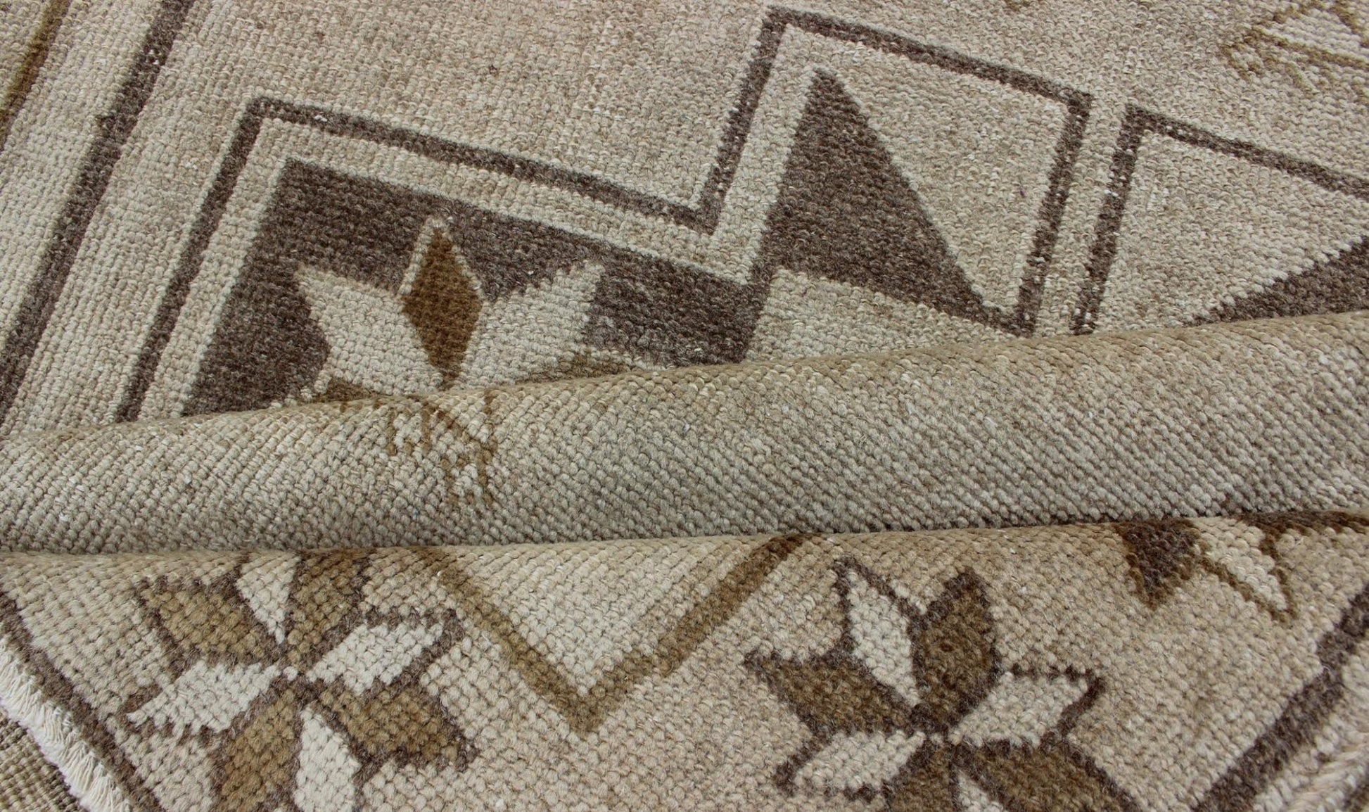 Medallion Oushak Gallery carpet, rug TU - ALK - 3557, Keivan Woven Arts / country of origin / type: Turkey / Oushak, circa 1940. Light colored vintage Oushak runner with geometric medallions This Oushak carpet from mid - 20th century Turkey features a... - Keivan Woven ArtsTU - ALK - 3557 - 12062Rug