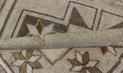 Medallion Oushak Gallery carpet, rug TU - ALK - 3557, Keivan Woven Arts / country of origin / type: Turkey / Oushak, circa 1940. Light colored vintage Oushak runner with geometric medallions This Oushak carpet from mid - 20th century Turkey features a... - Keivan Woven ArtsTU - ALK - 3557 - 12062Rug