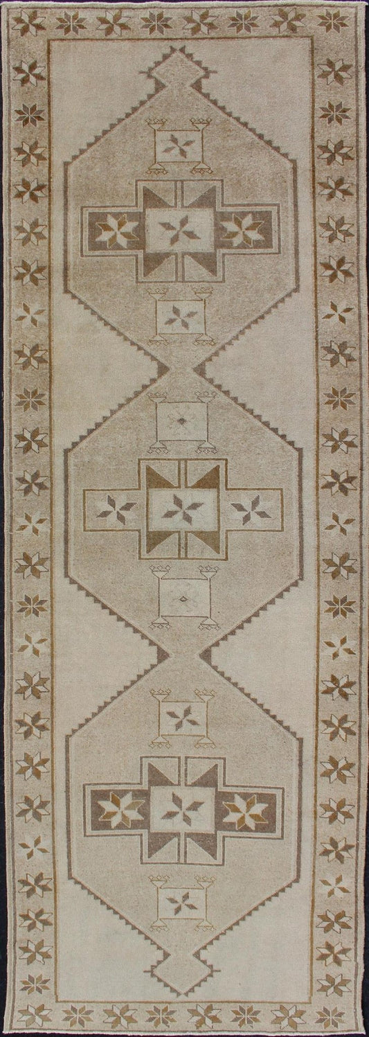 Medallion Oushak Gallery carpet, rug TU - ALK - 3557, Keivan Woven Arts / country of origin / type: Turkey / Oushak, circa 1940. Light colored vintage Oushak runner with geometric medallions This Oushak carpet from mid - 20th century Turkey features a... - Keivan Woven ArtsTU - ALK - 3557 - 12062
