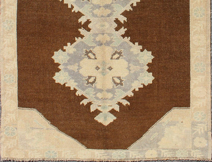 Vintage Turkish Oushak runner with floral medallions in brown, gray, taupe, Keivan Woven Arts / rug TU - ALK - 3565, country of origin / type: Turkey / Oushak, circa mid - 20th Century. This vintage Turkish Oushak gallery rug (circa mid - 20th centu... - Keivan Woven ArtsTU - ALK - 3565 - 6797Rug