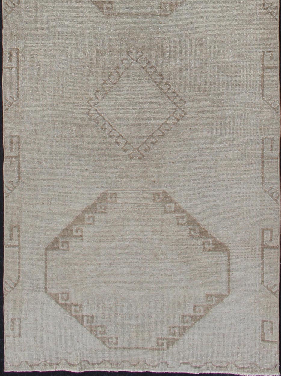 Grey and Cream Vintage Turkish Oushak Runner with Geometric Tribal Design Cream and taupe vintage Turkish Oushak runner with geometric tribal design, Keivan Woven Arts / rug/TU - ALK - 3582, country of origin / type: Turkey / Oushak, circa 1930 ... - Keivan Woven ArtsTU - ALK - 3582 - 12082Rug
