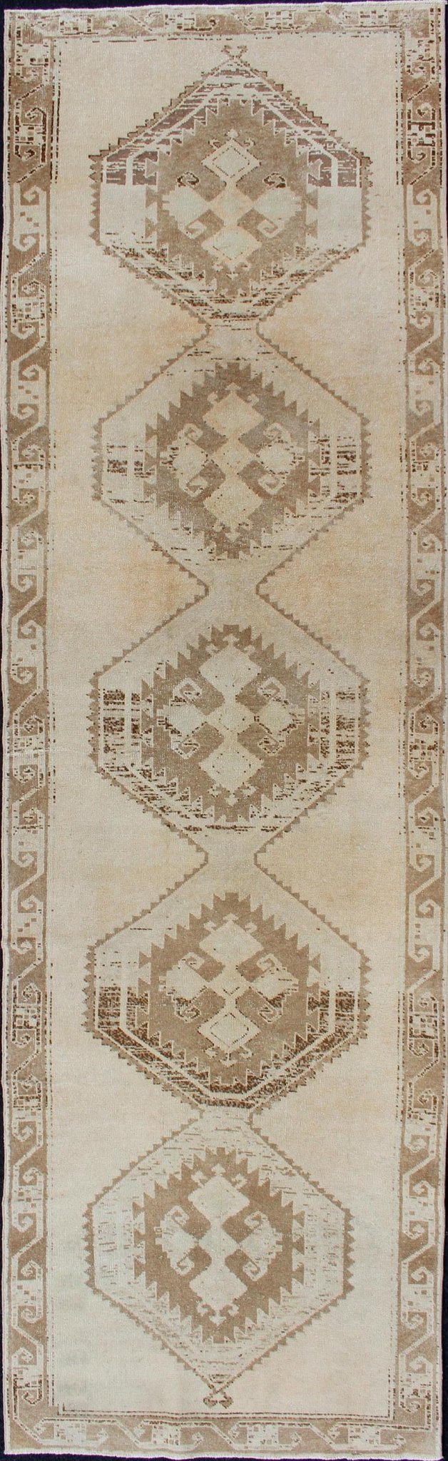 Medallion Oushak gallery carpet, rug TU - ALK - 3588, country of origin / type: Turkey / Oushak, circa 1940. Light colored vintage Oushak runner with geometric medallions Keivan Woven Arts This Oushak carpet from mid - 20th century Turkey features a m... - Keivan Woven ArtsTU - ALK - 3588 - 12104Rug