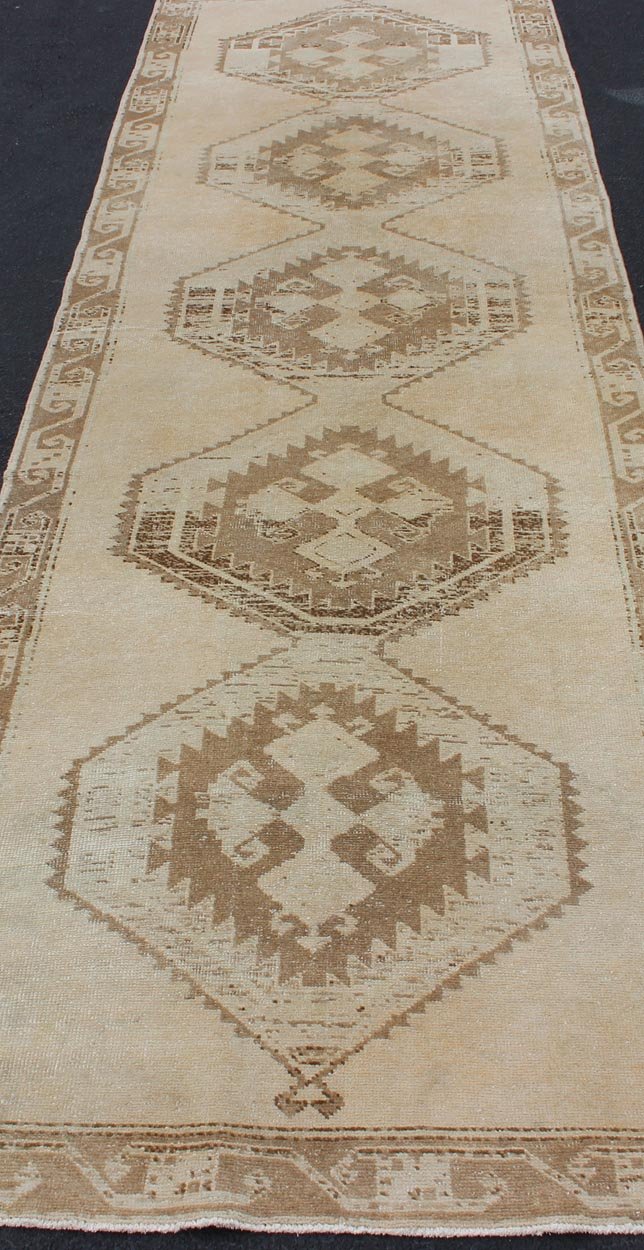 Medallion Oushak gallery carpet, rug TU - ALK - 3588, country of origin / type: Turkey / Oushak, circa 1940. Light colored vintage Oushak runner with geometric medallions Keivan Woven Arts This Oushak carpet from mid - 20th century Turkey features a m... - Keivan Woven ArtsTU - ALK - 3588 - 12104Rug