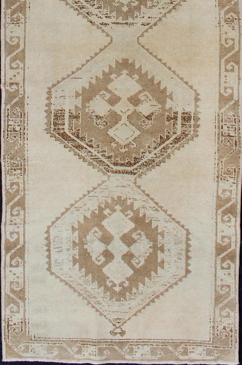 Medallion Oushak gallery carpet, rug TU - ALK - 3588, country of origin / type: Turkey / Oushak, circa 1940. Light colored vintage Oushak runner with geometric medallions Keivan Woven Arts This Oushak carpet from mid - 20th century Turkey features a m... - Keivan Woven ArtsTU - ALK - 3588 - 12104Rug