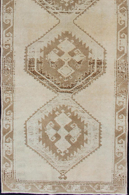 Medallion Oushak gallery carpet, rug TU - ALK - 3588, country of origin / type: Turkey / Oushak, circa 1940. Light colored vintage Oushak runner with geometric medallions Keivan Woven Arts This Oushak carpet from mid - 20th century Turkey features a m... - Keivan Woven ArtsTU - ALK - 3588 - 12104Rug