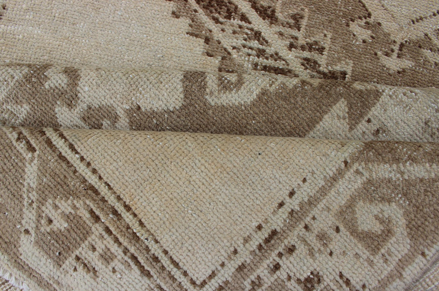 Medallion Oushak gallery carpet, rug TU - ALK - 3588, country of origin / type: Turkey / Oushak, circa 1940. Light colored vintage Oushak runner with geometric medallions Keivan Woven Arts This Oushak carpet from mid - 20th century Turkey features a m... - Keivan Woven ArtsTU - ALK - 3588 - 12104Rug