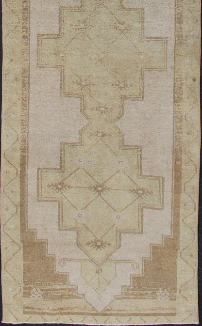 Geometric Design Vintage Turkish Oushak Runner in Lt. Green, Cream and Lt. Brown. Lightly toned vintage Turkish Runner with Geometric Oushak design, rug TU - ALK - 3594, country of origin / type: Turkey / Oushak, circa 1940. This vintage Turkish... - Keivan Woven ArtsTU - ALK - 3594 - 12112Rug