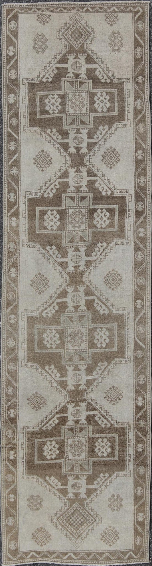 Turkish Hand Knotted Oushak Runner With Four Tribal Medallions in Cream and Brown's kwarugs Turkish Oushak runner with four tribal medallions in Cream and Brown's. Keivan Woven Arts / rug# alk - 3649, country of origin / type: Turkey / Oushak, cir... - Keivan Woven ArtsTU - ALK - 3649 - 8078Rug