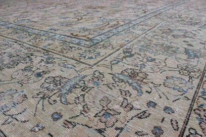 Persian Tabriz Antique Rug in All Over Floral Design in Muted Colors of Cream and Light Blue. Antique Persian Tabriz rug. Keivan Woven Arts / rug TU - ALK - 3650, country of origin / type: Iran / Tabriz, circa 1920. This fine Persian Tabriz carpet s... - Keivan Woven ArtsTU - ALK - 3650 - 6814Rug