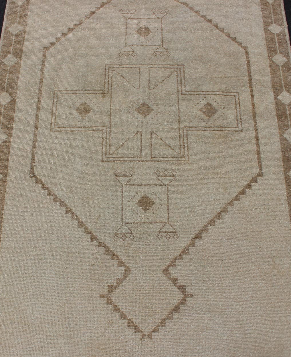 Vintage Oushak Turkish Runner with Geometric Medallions in Tan and Light Brown Medallion Oushak carpet, rug tu - alk - 4862, Keivan Woven Arts country of origin / type: Turkey / Oushak, circa 1940. Light colored vintage Oushak runner with geometric ... - Keivan Woven ArtsTU - ALK - 4871 - 12116Rug