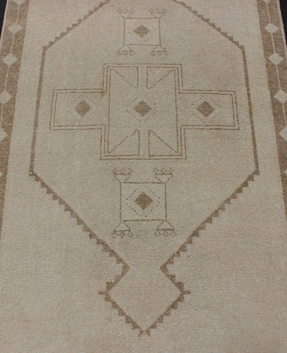 Vintage Oushak Turkish Runner with Geometric Medallions in Tan and Light Brown Medallion Oushak carpet, rug tu - alk - 4862, Keivan Woven Arts country of origin / type: Turkey / Oushak, circa 1940. Light colored vintage Oushak runner with geometric ... - Keivan Woven ArtsTU - ALK - 4871 - 12116Rug