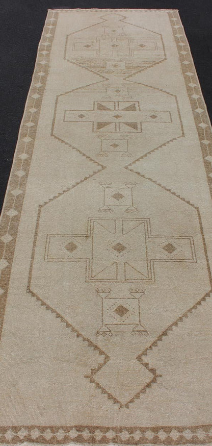Vintage Oushak Turkish Runner with Geometric Medallions in Tan and Light Brown Medallion Oushak carpet, rug tu - alk - 4862, Keivan Woven Arts country of origin / type: Turkey / Oushak, circa 1940. Light colored vintage Oushak runner with geometric ... - Keivan Woven ArtsTU - ALK - 4871 - 12116Rug