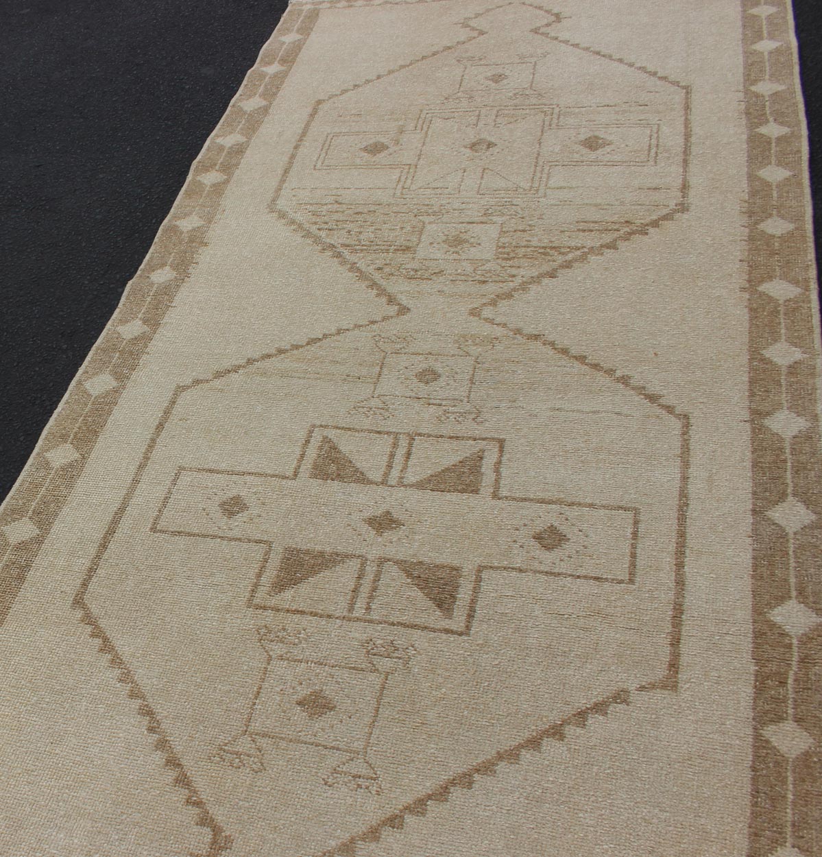 Vintage Oushak Turkish Runner with Geometric Medallions in Tan and Light Brown Medallion Oushak carpet, rug tu - alk - 4862, Keivan Woven Arts country of origin / type: Turkey / Oushak, circa 1940. Light colored vintage Oushak runner with geometric ... - Keivan Woven ArtsTU - ALK - 4871 - 12116Rug