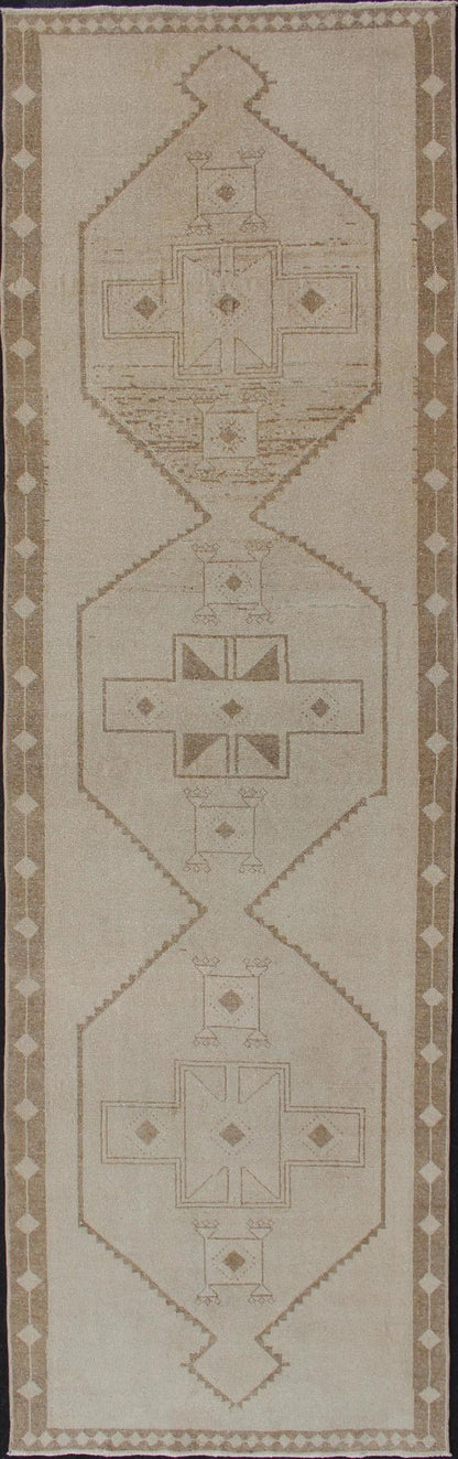 Vintage Oushak Turkish Runner with Geometric Medallions in Tan and Light Brown Medallion Oushak carpet, rug tu - alk - 4862, Keivan Woven Arts country of origin / type: Turkey / Oushak, circa 1940. Light colored vintage Oushak runner with geometric ... - Keivan Woven ArtsTU - ALK - 4871 - 12116Rug