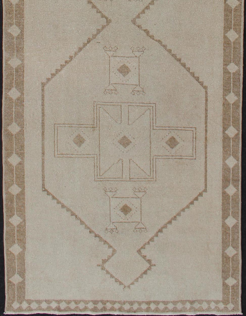 Vintage Oushak Turkish Runner with Geometric Medallions in Tan and Light Brown Medallion Oushak carpet, rug tu - alk - 4862, Keivan Woven Arts country of origin / type: Turkey / Oushak, circa 1940. Light colored vintage Oushak runner with geometric ... - Keivan Woven ArtsTU - ALK - 4871 - 12116Rug