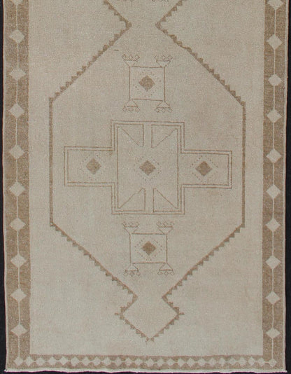 Vintage Oushak Turkish Runner with Geometric Medallions in Tan and Light Brown Medallion Oushak carpet, rug tu - alk - 4862, Keivan Woven Arts country of origin / type: Turkey / Oushak, circa 1940. Light colored vintage Oushak runner with geometric ... - Keivan Woven ArtsTU - ALK - 4871 - 12116Rug