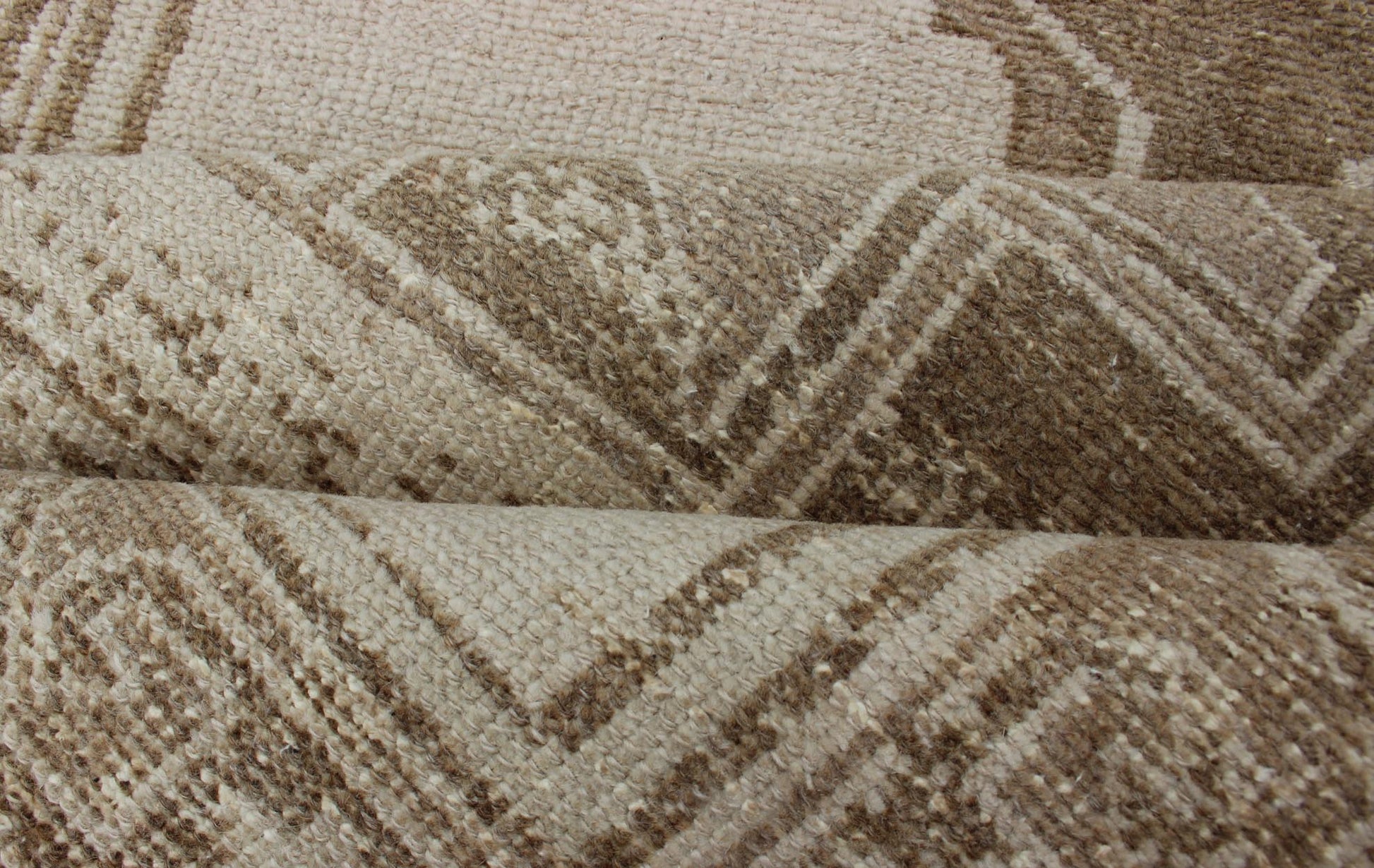 Long Vintage Turkish Oushak Runner with Medallions in Creams and Tans Oushak Vintage runner from Turkey with Medallions, Keivan Woven Arts / rug EN - 179548, country of origin / type: Turkey / Oushak, circa 1940 This vintage Turkish Oushak ... - Keivan Woven ArtsTU - ALK - 4892 - 12138Rug