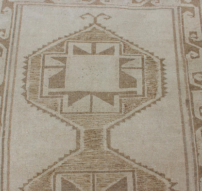 Long Vintage Turkish Oushak Runner with Medallions in Creams and Tans Oushak Vintage runner from Turkey with Medallions, Keivan Woven Arts / rug EN - 179548, country of origin / type: Turkey / Oushak, circa 1940 This vintage Turkish Oushak ... - Keivan Woven ArtsTU - ALK - 4892 - 12138Rug
