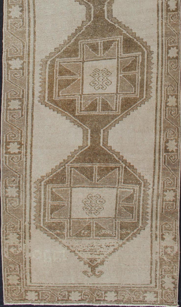 Long Vintage Turkish Oushak Runner with Medallions in Creams and Tans Oushak Vintage runner from Turkey with Medallions, Keivan Woven Arts / rug EN - 179548, country of origin / type: Turkey / Oushak, circa 1940 This vintage Turkish Oushak ... - Keivan Woven ArtsTU - ALK - 4892 - 12138Rug
