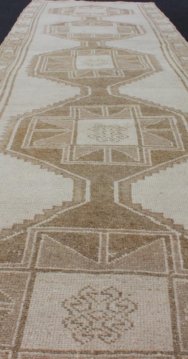 Long Vintage Turkish Oushak Runner with Medallions in Creams and Tans Oushak Vintage runner from Turkey with Medallions, Keivan Woven Arts / rug EN - 179548, country of origin / type: Turkey / Oushak, circa 1940 This vintage Turkish Oushak ... - Keivan Woven ArtsTU - ALK - 4892 - 12138Rug