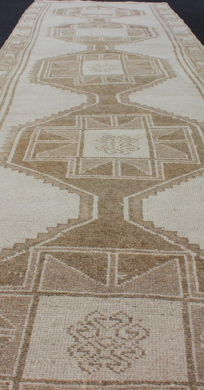 Long Vintage Turkish Oushak Runner with Medallions in Creams and Tans Oushak Vintage runner from Turkey with Medallions, Keivan Woven Arts / rug EN - 179548, country of origin / type: Turkey / Oushak, circa 1940 This vintage Turkish Oushak ... - Keivan Woven ArtsTU - ALK - 4892 - 12138Rug
