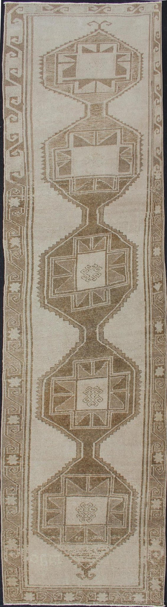 Long Vintage Turkish Oushak Runner with Medallions in Creams and Tans Oushak Vintage runner from Turkey with Medallions, Keivan Woven Arts / rug EN - 179548, country of origin / type: Turkey / Oushak, circa 1940 This vintage Turkish Oushak ... - Keivan Woven ArtsTU - ALK - 4892 - 12138Rug