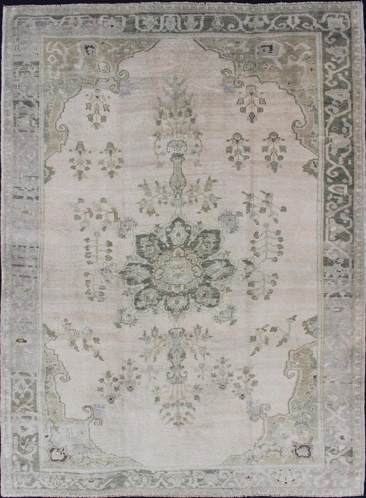 Oushak vintage rug with flower motifs in neutrals, rug tu - alk - 4894, country of origin / type: Turkey / Oushak, circa 1940. A beautiful and versatile piece, this Oushak carpet is rendered in neutral tones and characterized by a traditional floral... - Keivan Woven ArtsTU - ALK - 4894 - 10736