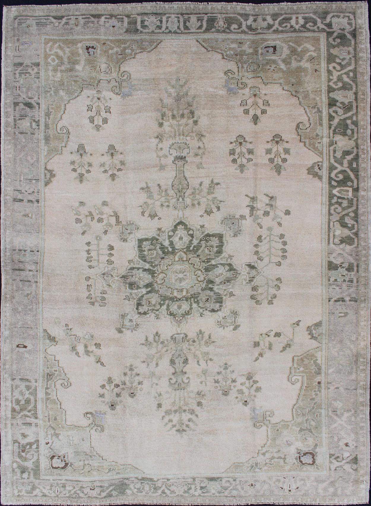 Oushak vintage rug with flower motifs in neutrals, rug tu - alk - 4894, country of origin / type: Turkey / Oushak, circa 1940. A beautiful and versatile piece, this Oushak carpet is rendered in neutral tones and characterized by a traditional floral... - Keivan Woven ArtsTU - ALK - 4894 - 10736Rug