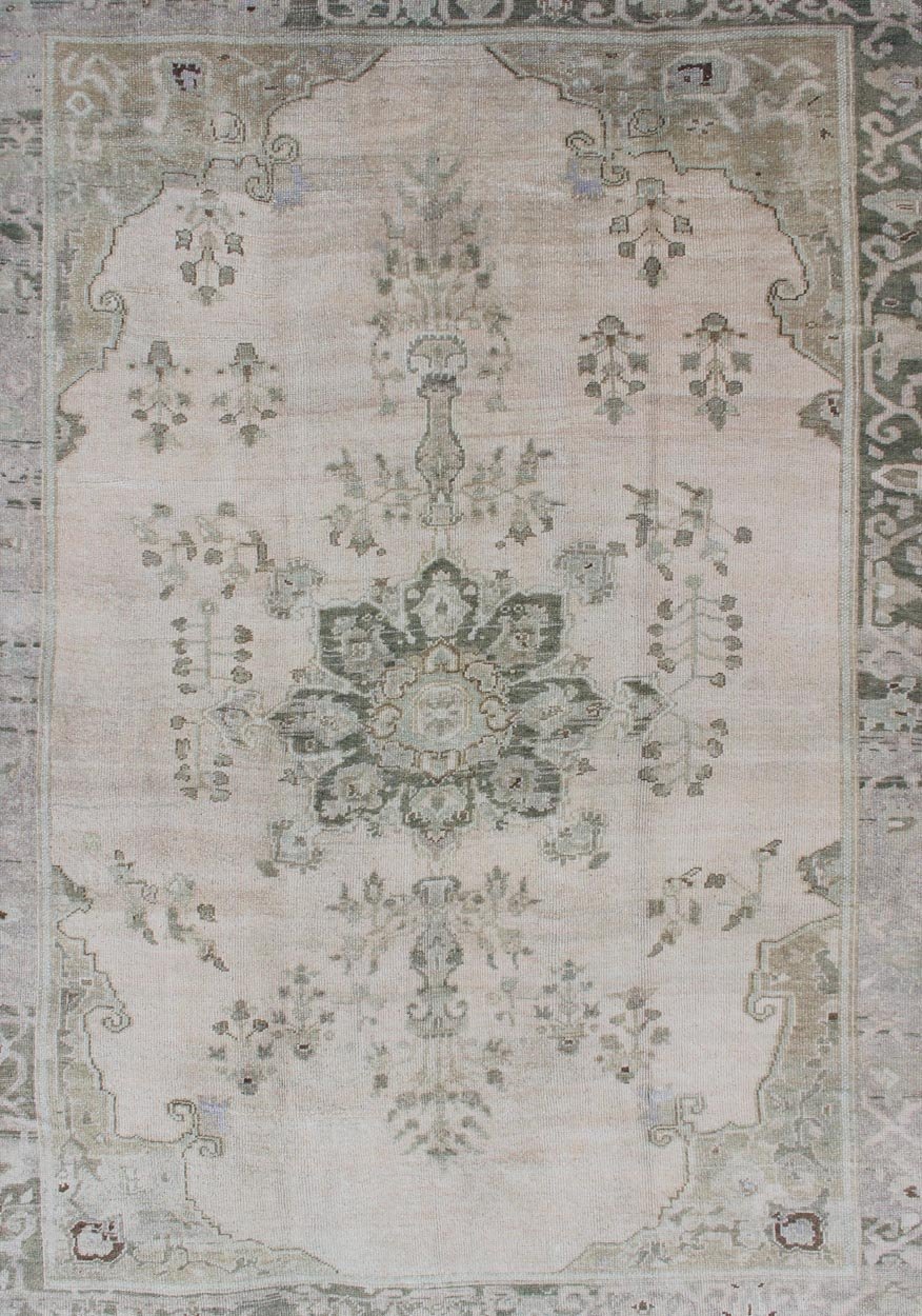Oushak vintage rug with flower motifs in neutrals, rug tu - alk - 4894, country of origin / type: Turkey / Oushak, circa 1940. A beautiful and versatile piece, this Oushak carpet is rendered in neutral tones and characterized by a traditional floral... - Keivan Woven ArtsTU - ALK - 4894 - 10736Rug