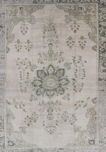 Oushak vintage rug with flower motifs in neutrals, rug tu - alk - 4894, country of origin / type: Turkey / Oushak, circa 1940. A beautiful and versatile piece, this Oushak carpet is rendered in neutral tones and characterized by a traditional floral... - Keivan Woven ArtsTU - ALK - 4894 - 10736Rug