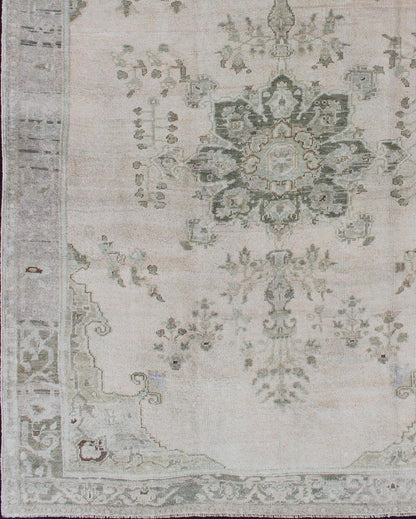 Oushak vintage rug with flower motifs in neutrals, rug tu - alk - 4894, country of origin / type: Turkey / Oushak, circa 1940. A beautiful and versatile piece, this Oushak carpet is rendered in neutral tones and characterized by a traditional floral... - Keivan Woven ArtsTU - ALK - 4894 - 10736Rug